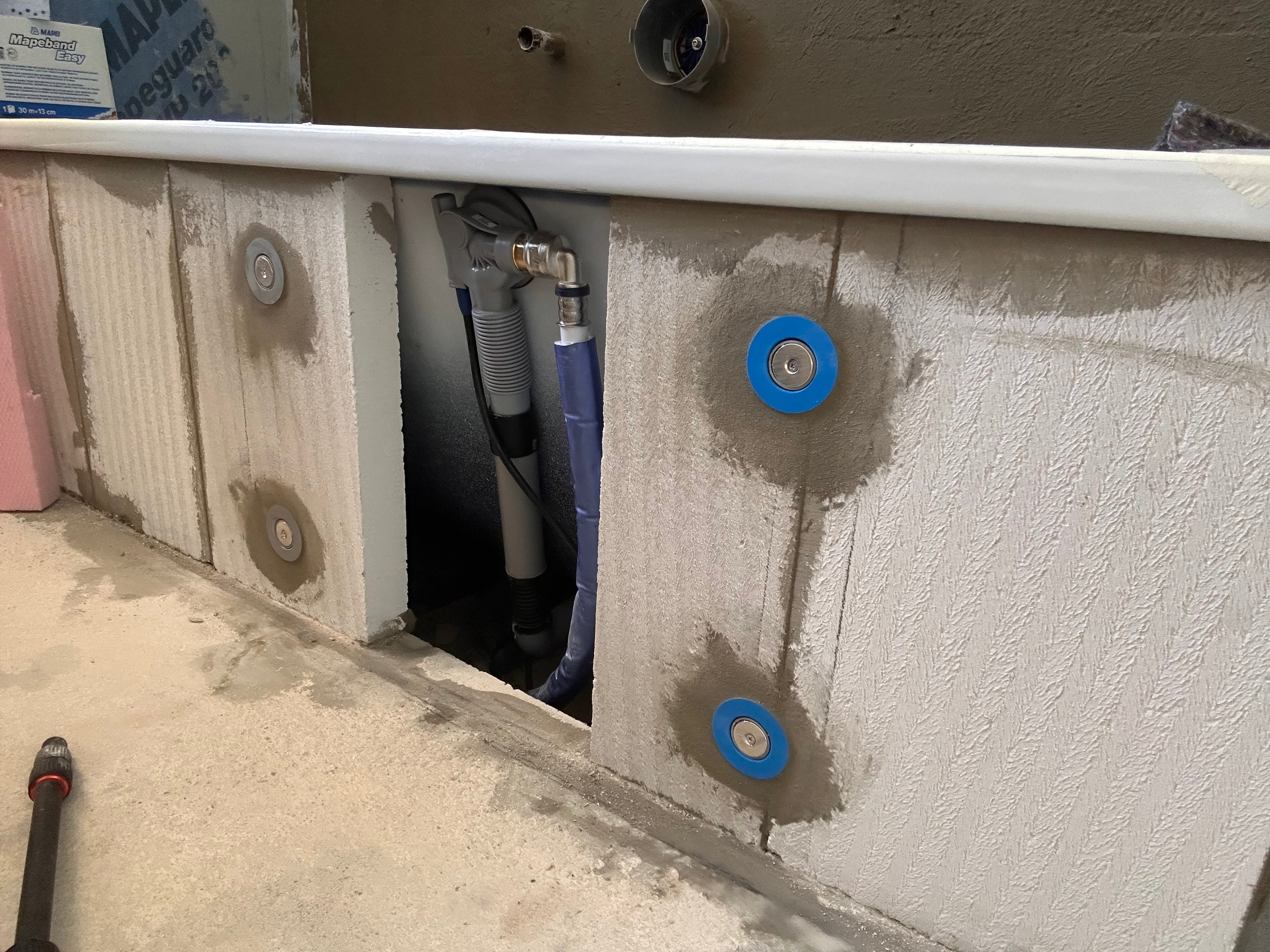 Magnetsystem für unsichtbare Revisionsöffnung hinter Fliesen – Montage in Ytong bei Badewanne
