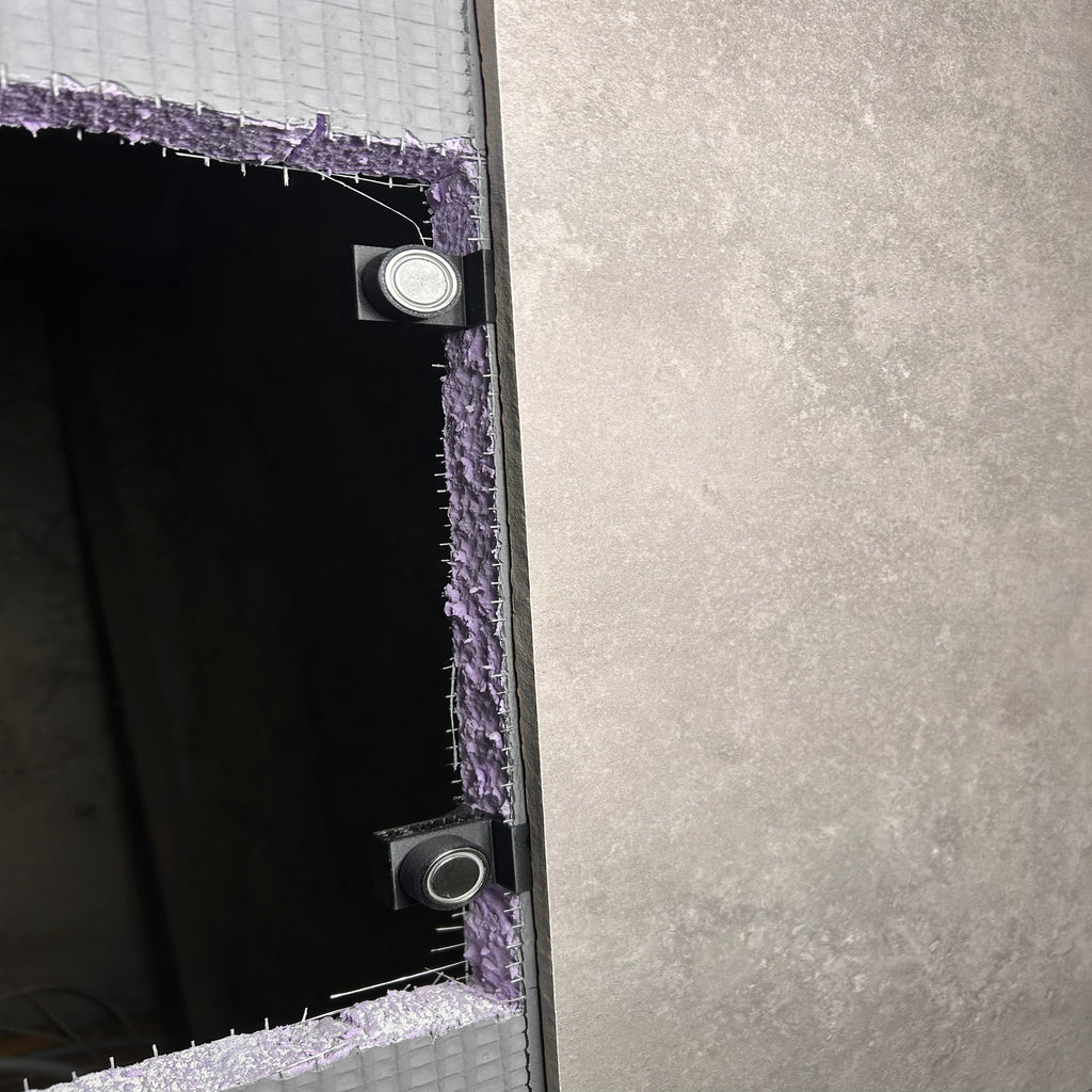 REVIMAG Basismodul 2 Seitenklammer in Bauplatte 30 mm eingebaut – magnetisches Revisionssystem mit verdecktem Zugang hinter Fliesen