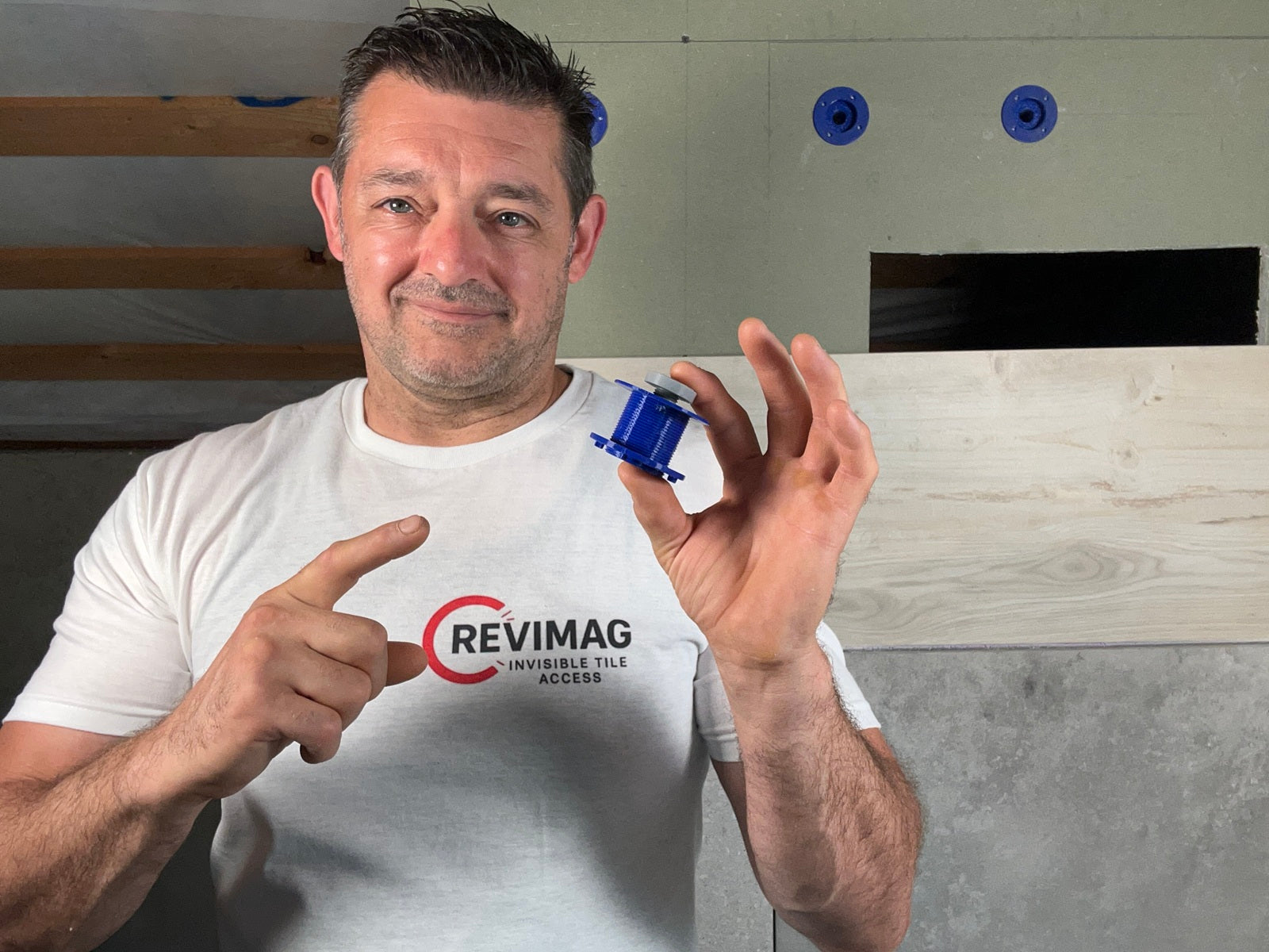 Roland Hilberger zeigt seinen ersten Prototyp von REVIMAG unsichtbare Revisionsfliese