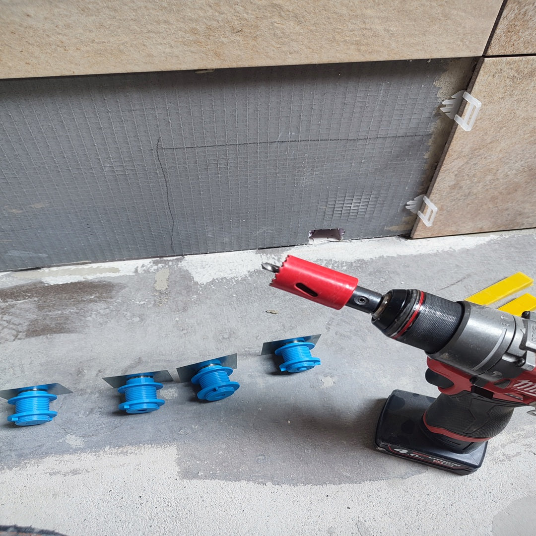 Bohrvorbereitung mit Lochsäge für REVIMAG Basismodul 1 in Blau – magnetisches Revisionssystem für Revisionsöffnung mit Fliese.