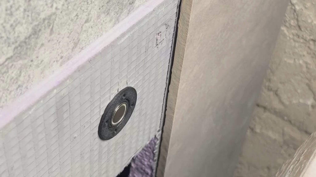 Video zeigt das REVIMAG Revisionssystem: Eine Fliese wird magnetisch gelöst und wieder eingesetzt. Unsichtbare Wartungsöffnung für saubere Fliesenflächen ohne sichtbare Revisionsklappen.